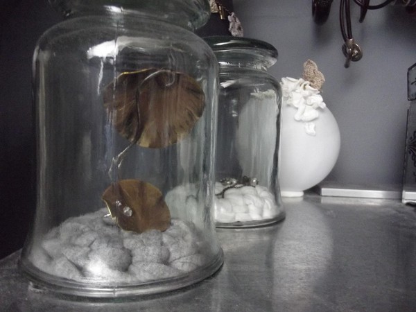 socle en hoooked spaghetti pour bijoux sous cloche